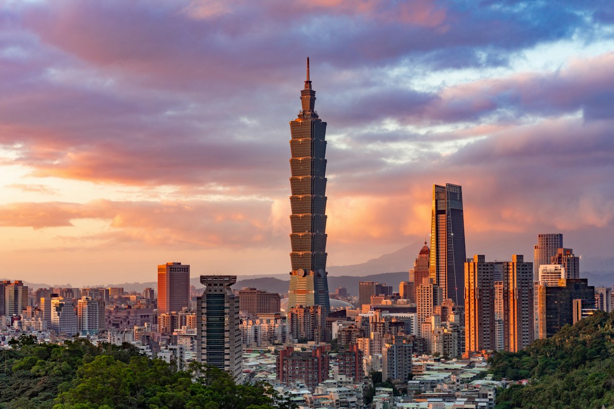 鹿港老街的紅燈籠與老屋